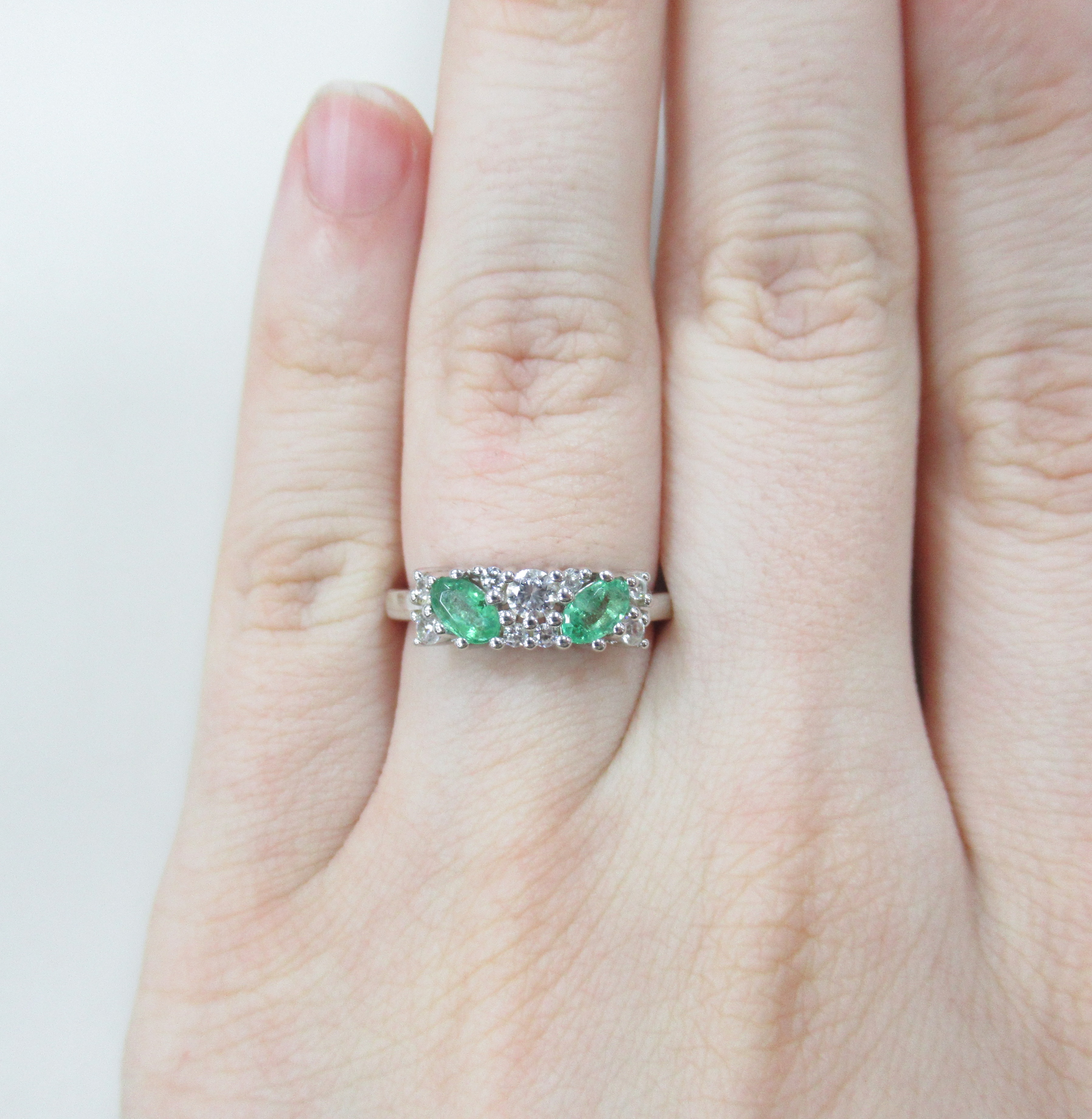 Серебряное кольцо с изумрудами